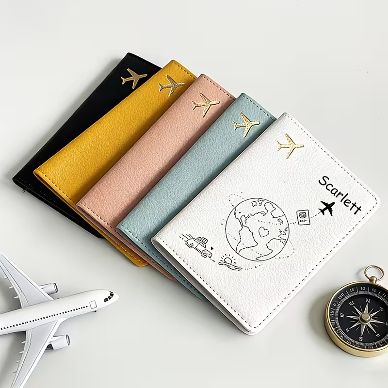 Travel Accessories Plane - Personalisierte Reisepasshülle mit Flugzeug- und Erd-Design